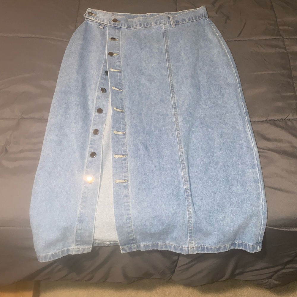 Denim buttoned skirt